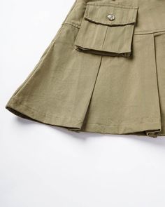 Details: Cargo pleated skirt with belt and pockets designSkirt Length: ShortMaterials:95% Polyester + 5% Spandex