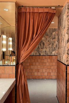 Dusty pink bathroom interior design with drapery, patterned wallpaper, and wall tile. Art Deco interior design style at the Georgian Hotel in Santa Monica. Pink Restroom, Miami Art Deco, Style Guide Design, Art Deco Bathroom, Art Deco Interior Design