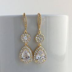 Super sparkly and brilliant!! I've created these beautiful clear cubic zirconia bridal halo teardrop earrings in gold plated brass setting. Earrings features a teardrop with pear cut clear cubic zirconia center surrounded by tiny round zirconia crystals. Teardrop dangles from zirconia encrusted earwire and beautiful halo gold cubic zirconia connector Total length of the earrings is 4.5 cms. For matching necklace click: https://www.etsy.com/listing/495443182/gold-cubic-zirconia-necklace-gold?ref= Wedding Gold Jewelry, Gold Bridesmaid Jewelry, Rose Gold Bridal Jewelry, Rose Gold Bridal Earrings, Pink Pearl Earrings, Gold Schmuck, Gold Earrings Wedding, Gold Bridal Earrings, Pearl Jewelry Wedding