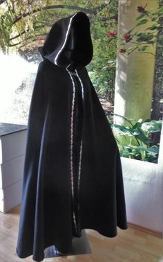 Middle agesnoble black cape with long pointed hood and jaquardborte silver blackfor adultsunisex - one sizeThis cape is handmade.Wool mixMaterial: 70% wool 20% polyamide 10% cashmereNotes: Hand wash or cleaning, wrinkle-free, not suitable for dryingwater-repellent and nicely warmHandmadegenerous cut - great caseat the front as closure a noble garment clasp metal die casting, color alto silverFrom the neck downwards measured approx. 150 cm longMeasured from shoulder down, it has a length of appro Cape Fantasy, Cape Hood, Lace Hood, Hood Cape, Coat Cape, Cape With Hood, Black Cloak, Black Cape, Black Hood