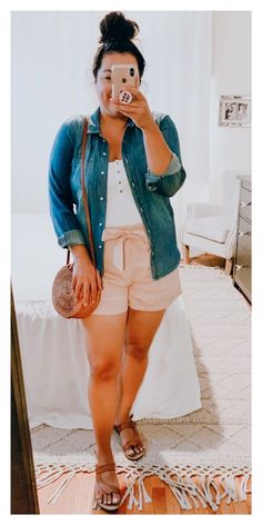 Tan Shorts Outfit, Denim Shirt Outfit Women, Shorts Summer Outfit, White Shorts Outfit, Light Gray Color, Summer Shorts Outfits, Curvy Shorts