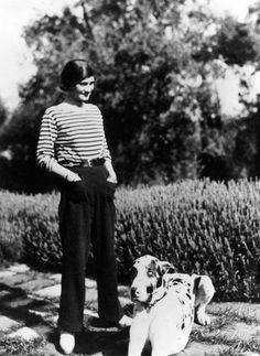 Gabrielle Chanel dans sa maison à Roquebrune en 1930 Paris 1920s, Tomboy Stil, Breton Shirt, Chanel Quotes, Paul Poiret, Sailor Shirt, Fashion Basics, Breton Stripes, Louise Brooks