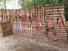 a fence made out of wooden pallets and ropes