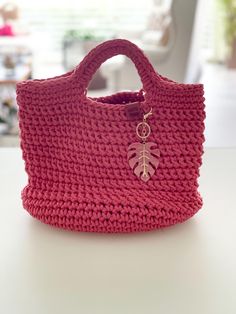 This large CityBag is an original creation that identifies the young LASTE' brand. Large buckets, soft but resistant, strictly to be carried by hand in bright colors: coral, turquoise, yellow as well as pastel tones: rope and cream. If you see one around, be sure it will have the signature LASTE '. Made with 4 mm cotton cord (70% cotton, 30% polyester), soft and ecological, in coral colour, and handmade genuine recycled leather label. Leaf-shaped key ring charms included in the price. dimensions: Ø30 X H30 Pink Bucket Bag With Detachable Handle For Travel, Pink Large Capacity Hobo Bag For Daily Use, Trendy Pink Crochet Bag With Adjustable Strap, Pink Large Capacity Bucket Bag With Top Handle, Pink Handheld Hobo Bag For Travel, Pink Rectangular Hobo Bag For Daily Use, Pink Large Capacity Hobo Tote Bag, Large Capacity Pink Hobo Tote Bag, Pink Bucket Bag With Detachable Handle For Shopping