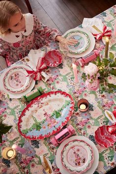 Christmas Table Settings 2024, Retro Christmas Tablescapes, Whimsical Christmas Table Setting Ideas, Cath Kidston Christmas, Deco Pastel, Kitschy Christmas, Wrapped Gifts, Kitsch Christmas, Pastel Christmas