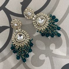 These beautiful dark green stone drop earrings with multi sized crystal stones are sure to turn heads. Earring Size: 10cm Green Kundan Earrings, Jadau Sets, Dark Green Earrings, Choker Sets, Bridal Jewelry Sets Brides, Glittery Dress