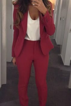 From our Pinterest inspo page. Girlsdressingcuteforwork.com Casual Office Wear, Outfit Chic, Red Suit