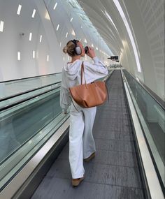 Airport outfit grey matching jogger set instagram inspo 2023 Chica Chola, Airport Aesthetic, Look Legging, Airport Fits, Skandinavian Fashion, Airport Travel, Senior Trip, Travel Outfits, Mexico Vacation