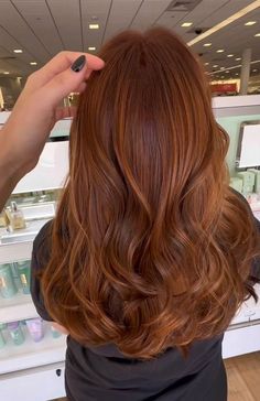 20 TRENDY AND VERSATILE CARAMEL HAIR COLOR IDEAS - julsweek Cooper Cowboy Hair Color, Jo Swisher Hair, Natural Red With Lowlights, Long Layered Copper Hair, Auburn Hair Summer, Ginger Brunette Hair Highlights, Brown Hair With Ginger Balayage, Orange Brownish Hair, Brown And Ginger Hair Highlights