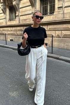 White Trousers Outfit, Wide Leg Trousers Outfit, Scandinavian Outfit, White Pants Outfit, Wide Leg Pants Outfit, Legs Outfit, Leg Pants Outfit, Look Formal, Work Fits