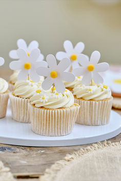 daisy, daisies, daisy feestje, magriet, bloemetjes, feest, feest decoratie Birthday Treat Table, Flower Cupcake Cake, Daisy Cupcakes, Spring Cupcakes, Treat Table, Daisy Cakes, Torte Cupcake