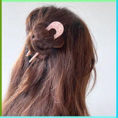 The shaggy lob with bangs is a modern, effortlessly chic hairstyle that combines the laid-back allure Knit Pom Pom Hat, Greasy Hair, Greasy Hair Hairstyles