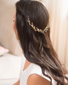 A special Gentle Gold Leafs Hair Wreath with small white Crystals - Hair jewelry that would get you so many compliments on your special day. For more bridal headpiece tiaras in my shop click here: https://www.etsy.com/il-en/shop/Ayajewellery?ref=listing-shop-header-item-count&section_id=18067164 Length: 26 cm / 10.2362 Inches Materials: ** 18K gold plated - silver, gold, or rose gold finish (nickel free, so no need to worry about allergies)! * Crystals In order to attach this to your hair yo Boho Bridal Headband, Leaf Tiara, Hair Accessories Crown, Hairstyles Simple, Long Bridal Earrings, Rustic Wedding Hairstyles, Wedding Hairstyles Bride, Simple Hairstyles, Bride Headband