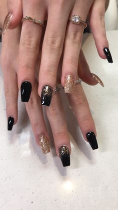 Black And Gold Party Nails, Nails For Black And Gold Dress, Black And Gold Acrylic Nails Coffin Medium, Cute Black And Gold Nails Ideas, Black Nails Gold Glitter, Gold And Black Nails Short, Black And Gold Nails Square, Champagne And Black Nails, Black Golden Nails