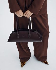 Photoshoot Bags Ideas, Handbag Photoshoot Ideas, Weird Bags, Corporate Fashion, Real Leather Bags, Fashion Figures, Brown Bags, Classic Outfits, Cute Bags