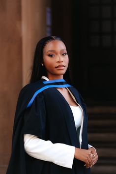 Graduation Photos With Parents, Black Woman Graduation, Convocation Poses, Black Woman Graduation Pictures, Uni Graduation Outfit, Masters Degree Photoshoot Black Women, Graduation Photos Black Women, Graduation Black Women, Masters Graduation Pictures Black Women