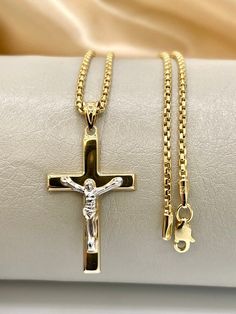 --- Made of CERTIFIED HIGH QUALITY SOLID 18K GOLD --- This item has the following details: Chain Length: 20 inches Chain Thickness: 1.6 millimeter Style: 18K gold round box chain Closer: Lobster claw Pendant Height: 35 mm Pendant Width: 18.3 mm Style: 18K gold Crucifix pendant Total grams weight: 5.76 grams (chain & pendant) Please feel free to message me for any custom sizing! Let me know if you want any sizes . Priced to sell! Compare our prices to other similar sellers! Arrives in a GIFT BOX Men's Necklace Gold, Necklace Real Gold, Gold Necklace For Men, Solid Necklace, Real Gold Chains, Mens Cross Necklace, Gold Jewelry Gift, Box Necklace, Best Gifts For Him