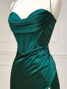 This corset prom dress features a slim-fit bodice, a draped sweetheart neckline and high side slit. This is a sexy prom gown that people will remember when you wear to the prom.  Spaghetti Straps Corset bodice Floor length Side Slit Draped Sweetheart Split Prom Dresses, Prom Dresses Simple, Green Evening Dress, Green Corset, Beautiful Long Dresses, فستان سهرة, Satin Bridesmaid Dresses, Prom Dresses Online