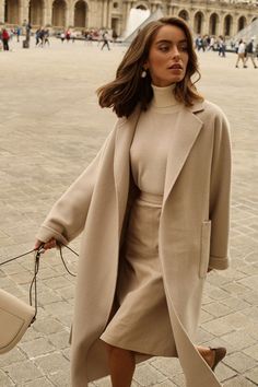 potential style - monochromatic whites or greys Light Yellow Outfit, Parisian Women, Fall Attire, Stil Boho, Paris Mode, Stil Elegant, French Women, Meryl Streep