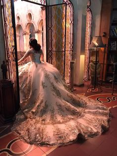 Royalty Quinceanera Theme, Quinceañera Planner, Quinceanera Masquerade, Quinceañera Photoshoot Ideas, Beauty And The Beast Quince, Quince Dresses Champagne, Quince Pictures, Pretty Homecoming Dresses, Sweet 15 Party Ideas