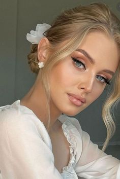 Winged Eyeliner Natural Makeup, Bridal Makeup Blue Green Eyes, Wedding Day Makeup For Bride Blue Eyes Blonde Hair, Makeup Blonde Hair Green Eyes, Taylor Swift Makeup Looks, Wedding Makeup Blonde, Bridesmaid Things, Glam Bride Makeup, Wedding Makeup For Blue Eyes