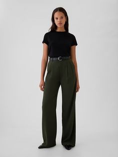 Business Casual For Nurses, Massage Therapist Outfits For Women, Transmasc Formal Wear, Women’s Work Wear, Green Flowy Pants Outfit, Tomboy Wedding Outfit Guest, Dark Green Trousers Outfit, Office Outfits Women Curvy, Casual Business Attire For Women