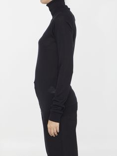 Vas turtleneck crafted from black wool,silk and cashmere with knitted design. Slim fit. The model is 180cm tall and wears size S. Size nationality: US Product number: 2656781 Product code: ARMTMKN04WS02002 Composition: 70% virgin wool, 20% silk, 10% cashmere