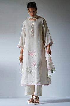 Lotus Embroidery, Modesty Dress, Embroidery Kurta, Asian Clothes, Kurti Sleeves Design, Kurta Patterns, Casual Indian Fashion, Linen Bottoms