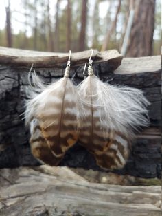 Feather Hair Pieces, Series Ideas, Feather Hair Clips, Diy Jewlery, Feather Crafts, Bracelets Diy, Feather Jewelry, Feathered Hairstyles, Beaded Bracelets Diy