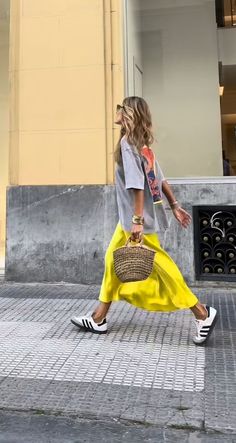 Street Chic Outfits Summer, Summer 24 Street Style, 2024 Vintage Style, Dressy T Shirt Outfits, Summer Los Angeles Outfits, Colorful Sambas Outfit, Hot Weather Style, London Street Style Summer 2024, Copenhagen Street Style Summer 2024