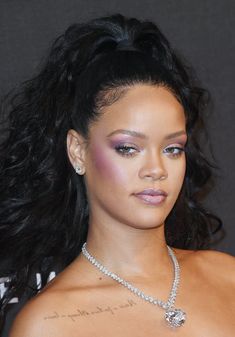 Mauve Lipstick, Night Hairstyles, Rihanna Looks, Purple Blush, Best Makeup Artist, Diamond Girl, Purple Lipstick, Purple Makeup, Makeup Idea