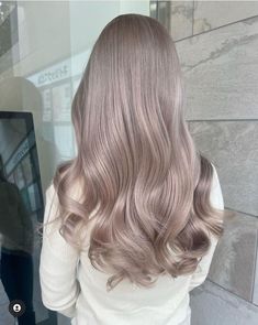 Two Tone Brown And Blonde Hair, Platinum Root Melt, Light Ashy Blonde Hair, Milk Tea Blonde Hair, Ash Beige Blonde, Milk Tea Hair Color, Mushroom Hair, Beige Hair, Korean Hair Color