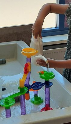 Art Table Preschool, Eyfs Water Tray Ideas, Water Tray Eyfs, Water Tray Activities, Water Eyfs, Water Tray Ideas Eyfs, Thema Water, Sensory Water, Water Tray