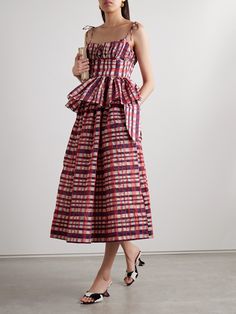 Rosie Assoulin often plays with proportions and colors, creating designs that really catch the eye. This voluminous midi skirt is made from a combination of organza and taffeta that form a vibrant checked pattern. It has a self-tie belt to define the waist and is gathered to enhance the shape. Wear it with the coordinating top. Multi Pattern Dress, Midi Skirts Ideas, Color Block Clothes, Full Skirt Pattern, Rosie Assoulin Dress, Pleats Fashion, Tie Up Dress, Vibrant Outfits, Classic Dresses