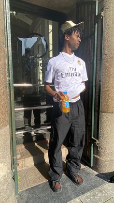 Real Madrid Jersey Outfit, Real Madrid Jersey, Bloke Core, Madrid Jersey, Uk Streetwear, Drip Fits, Vintage Football Shirts