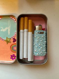 Lighter Case Aesthetic, Modge Podge Tin Cans, Lighter Keychain Diy, Lighter Ideas Diy, Diy Lighter Decor, Decorating Lighters Diy, Decorate Lighters Diy, Lighter Diy Decorated, Lighter Decoration Ideas Diy