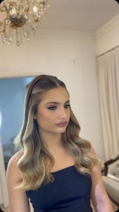 Yuri Diogo | Semi preso clássico quem ama Passo a passo bem dinâmico para vocês Agenda de curso aberta informações BIO #work #penteado #work #job... | Instagram Classy Prom, Classy Prom Dresses, Henna Tattoo, Henna, Prom Dresses, Prom, Hairstyles, Hair Styles, Hair