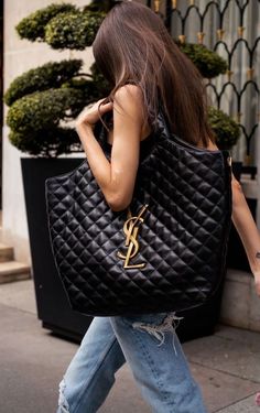 Estilo Rachel Green, Ysl Tote Bag, Ysl Tote, Tote Bag Outfit, Luxury Tote Bags, Hot Bags, Bag Obsession, Vogue Spain