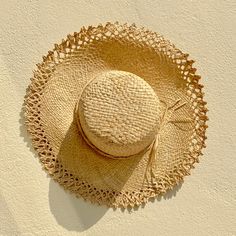 "Straw hat with woven edge on the brim A medium brim raffia straw hat with woven detail around the outer brim. Perfect for keeping you in the shade in style. If you would like this in another colour please message us. Larger brim also available in many colours. 🌀Natural straw hat 🌀Adjustable with tie 🌀Casual and relaxed yet stunning 🌀Lightweight and easy to flat pack for travel Size: Crown or head size 22-23\" or 58-59 cm max. Brim to brim 16\" or 41 cm 7\" diameter of crown inside measureme Rafia Hat, Casual Straw Hat, Womens Beach Hat, Perfect Beach Bag, Pretty Hats, Greek Gifts, Beige Hat, Raffia Hat, Holiday Hats