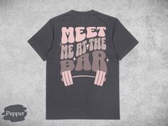 Searching for a fun gym shirt that will express your love for Barbell Workouts? Look no further than our "Meet Me At The Bar" Comfort Colors Shirt! This comfortable and stylish shirt is perfect for fitness activities or relaxing at home. This shirt is sure to keep you cool and comfortable all summer long with it's double-needle stitching throughout which makes it highly durable while the lack of side-seams helps the shirt retain its tubular shape.  This original cute shirt design will get great Cricut Shirt Ideas Women Funny, Fitness Tshirt Design, Graphic Tee With Funny Text For The Gym, Graphic Tee T-shirt With Funny Text For Gym, Sport Tshirt Design, Gym Shirt Design, Gym T Shirt Design, Gym Graphic Tees, Gym Tshirt Design