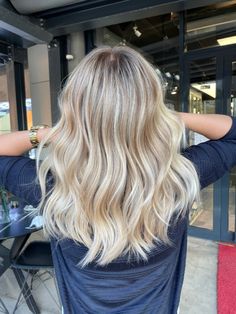 Blonde Highlight Mid Length Hair, Balayage-värjäys Blonde, Balayage Blonde Medium Length Hair, Balayage Hair Blonde Light, Blonde Hair Inspo Medium Length, Medium Bright Blonde Hair, Mid Length Hair With Blonde Highlights, Blonde Hair Inspo Summer Medium Length, Bright Creamy Blonde Balayage