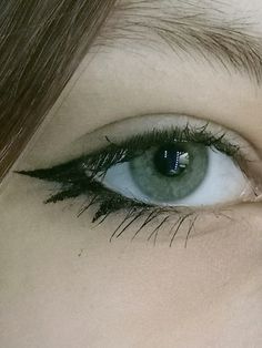 Maquillage Yeux Cut Crease, Funky Makeup, Vampire Bride, Punk Makeup, Cute Eye Makeup, Swag Makeup, Interesting Images, Being Creative, Emo Makeup