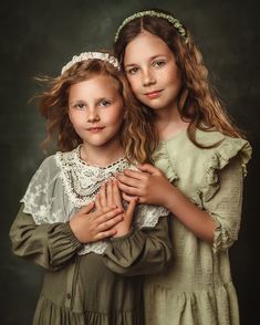 Fine Art Portrait Photography Family, Mother Daughter Photography Poses, Family Photo Studio, Group Photography Poses, Studio Poses