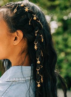 5 rings that will enhance your hair. 2 reasons: * 5 Gold Leaves (10mm) Or *5 golden wings (10mm). Holiday Hairstyles Easy, Concert Hairstyles, Hair Charms, Traditional Hairstyle, Look Festival, Golden Wings, Hair Jewels, Hair Accessories Set, Wedding Hair Clips