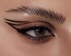 Trendy Eyeliner Looks, Graphic Eyeliner Ideas For Hooded Eyes, Graphic Eyeliner For Hooded Eyes, Cool Eyeliner Looks, Bold Eyeliner Looks, Easy Graphic Liner, Make Up Mata, Maquillage Yeux Cut Crease, Eyeliner Techniques