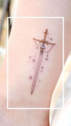 Sword Tattoo Rose Tattoo Hand, Blitz Tattoo, Bookish Tattoos, Tato Henna, Fantasy Tattoos, Delicate Tattoo, Dagger Tattoo, Tattoo Ideas Female