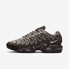 Let your attitude have the edge in the Air Max Plus Drift. A flame-like design adds heat to the streets while airy mesh keeps you cool. Plus, it gives you a tuned Nike Air experience that offers premium stability and unbelievable cushioning. Yeezy 750, Brown Womens Shoes, Nike X Travis Scott, Nike Air Max Tn, Jordan 2, Nike Air Max For Women, Nike Dunk High, Air Max Women, Nike Shox