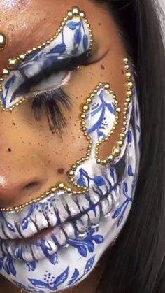 Halloween Costume With Makeup, Halloween Makeup Glam, Half Catrina Makeup, Make Up Catrin, Colorful Skeleton Makeup, Glam Catrina Makeup, Fairy Halloween Makeup, Alien Halloween Makeup, Spooky Drag Makeup