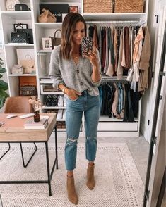 Bell Bottom Jeans Outfit, Combat Boot Outfits, Tee Outfits, Cute Professional Outfits, Jean Jacket Outfits, Fashion Things, Casual College Outfits, Nashville Outfits, Boho Fashion Summer