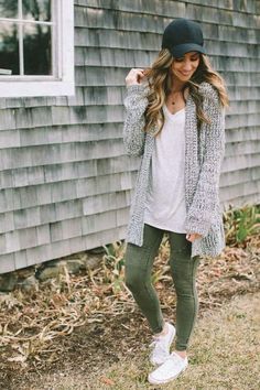 Green Leggings Outfit, Modest Fall Outfits, Sweater Nordstrom, Casual Chic Outfits, Olive Green Pants, Sneakers Converse, Outfit Chic, Legging Outfits, Gray Cardigan